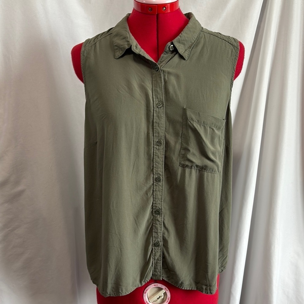 LL47 Arizona Jean Company Olive Button-Down Sleeveless Shirt